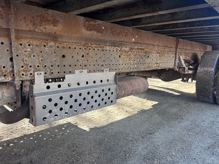 2012-isuzu-npr-image-31