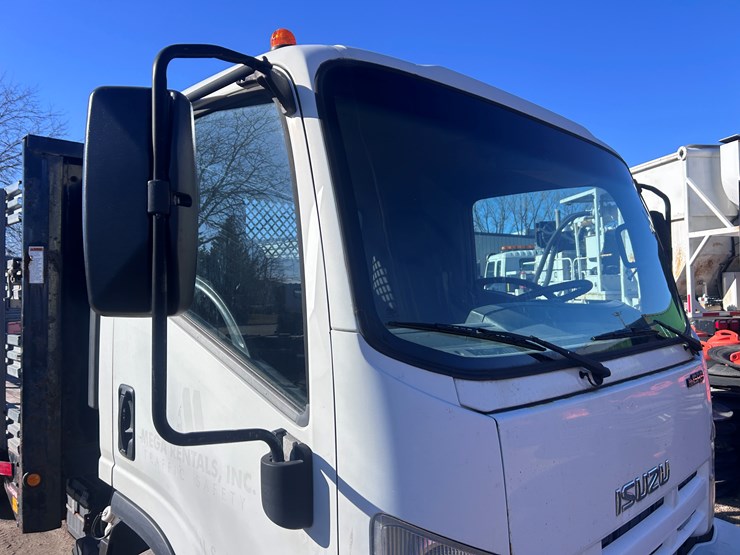 2013-isuzu-npr-image-19