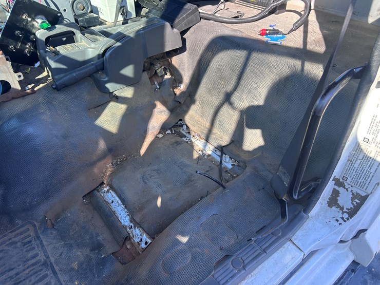 #1694-•-2004-isuzu-cab-and-chassis-image-33