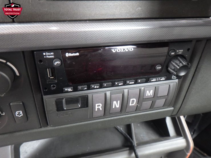 2023-volvo-vnl-300-image-18