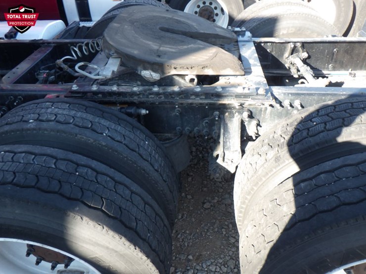 2022-volvo-vnl-300-image-12