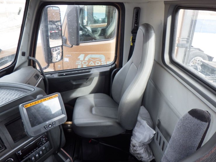 2022-volvo-vnl-300-image-19