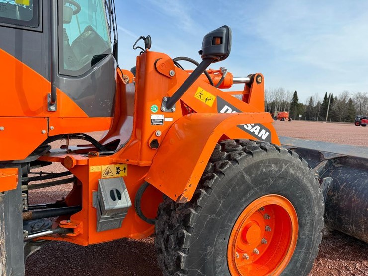 2017-doosan-dl220-5-image-27