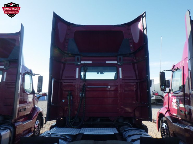 2022-volvo-vnl-300-image-9