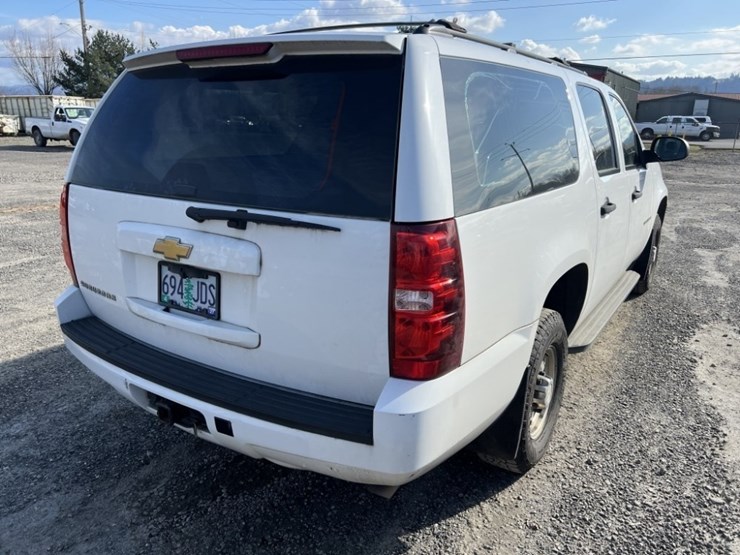 2013-chevrolet-suburban-image-4