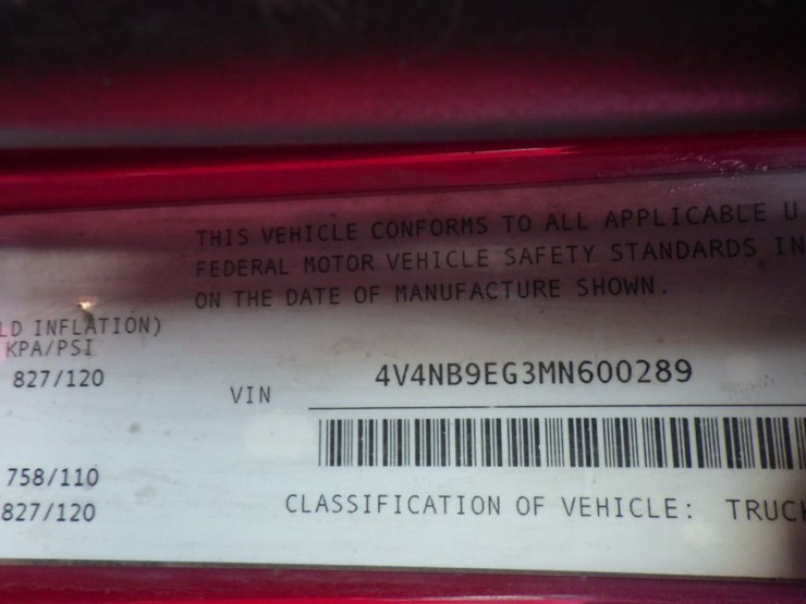 2021-volvo-vnl-300-image-18