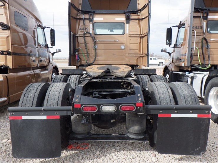 2022-volvo-vnl-300-image-10