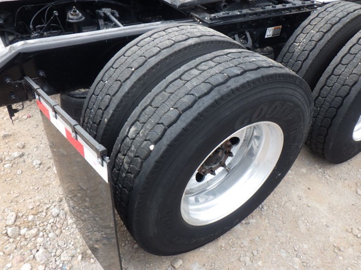 2023-kenworth-t680-image-6