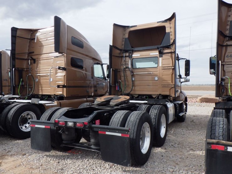 2022-volvo-vnl-300-image-9