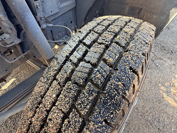 2004-isuzu-npr-image-63