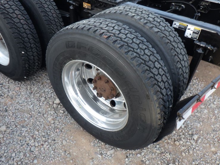 2018-peterbilt-579-image-12