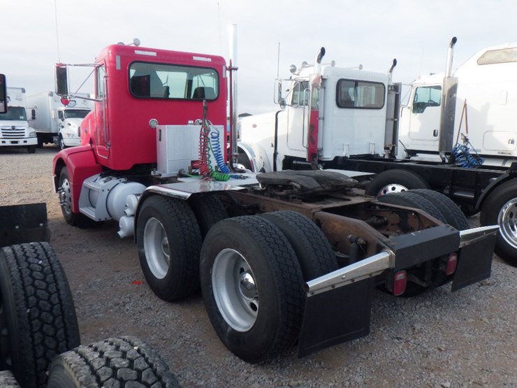 2002-peterbilt-385-image-11
