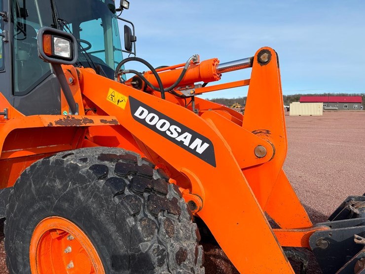 2017-doosan-dl220-5-image-28