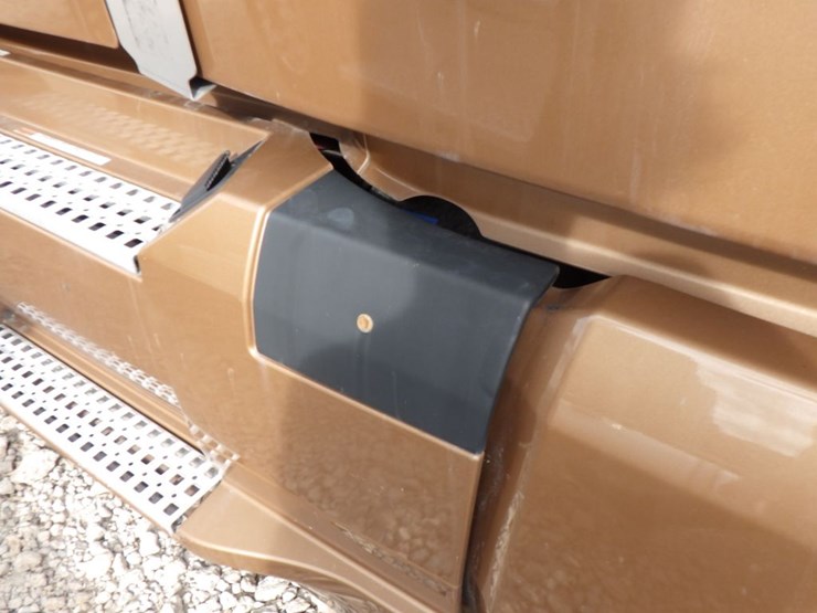 2022-volvo-vnl-760-image-17