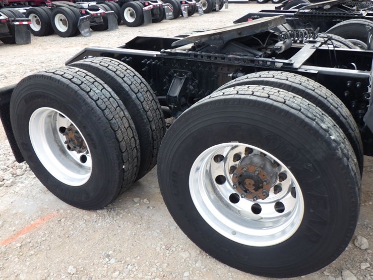 2022-volvo-vnl-300-image-4