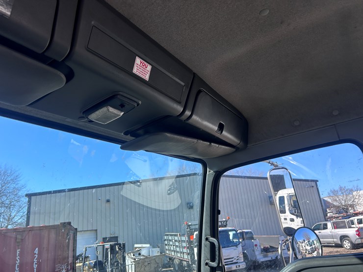 #1694-•-2004-isuzu-cab-and-chassis-image-38