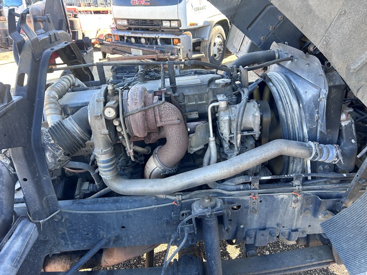 #1694-•-2004-isuzu-cab-and-chassis-image-47