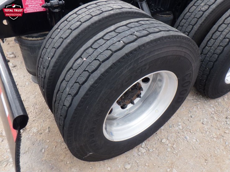 2023-volvo-vnl-300-image-8