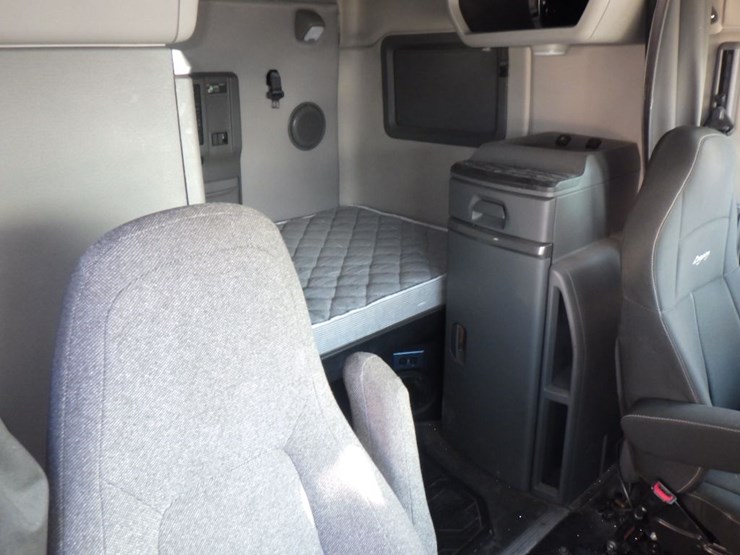 2020-volvo-vnl-760-image-7