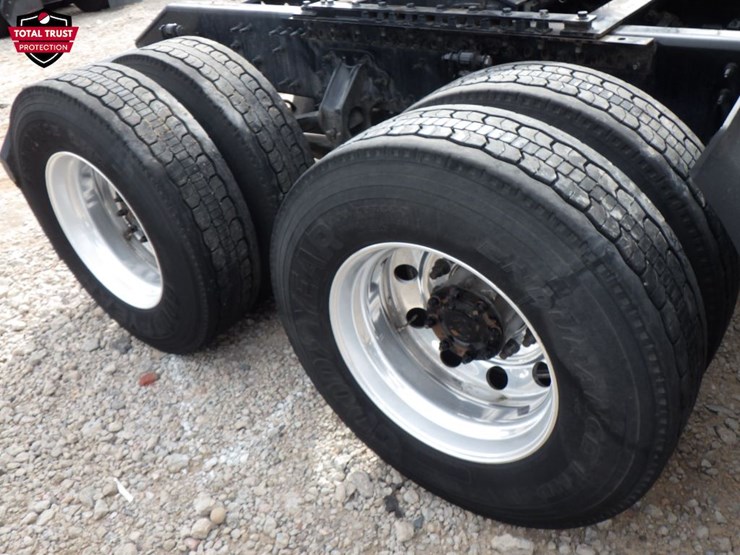 2022-volvo-vnl-300-image-8