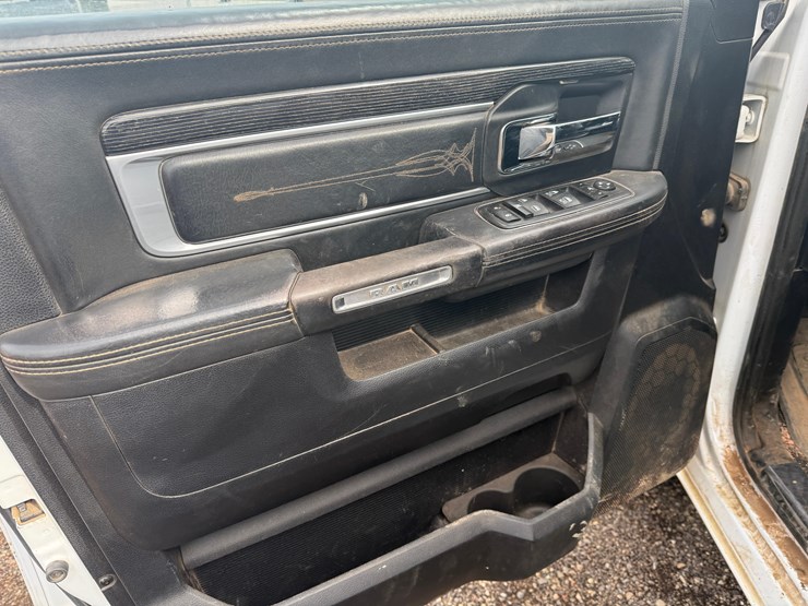 2015-dodge-1500-image-18