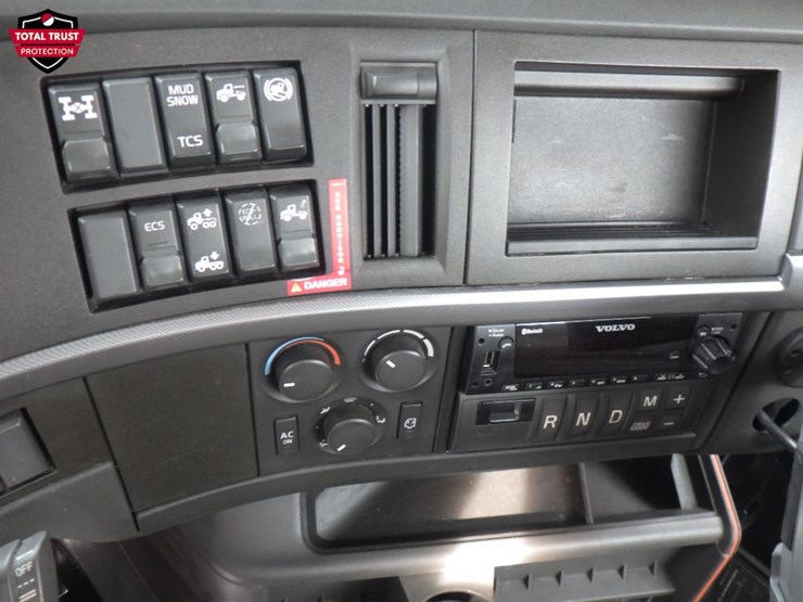 2024-volvo-vnl-300-image-16