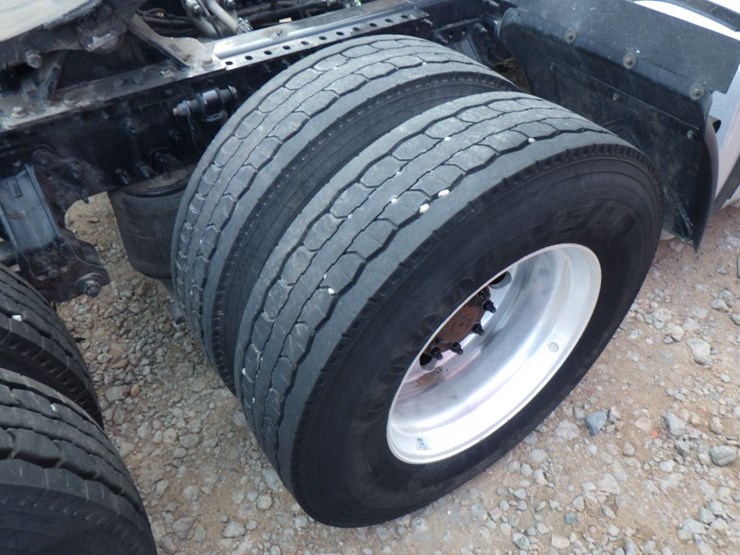 2019-volvo-vnl-300-image-5