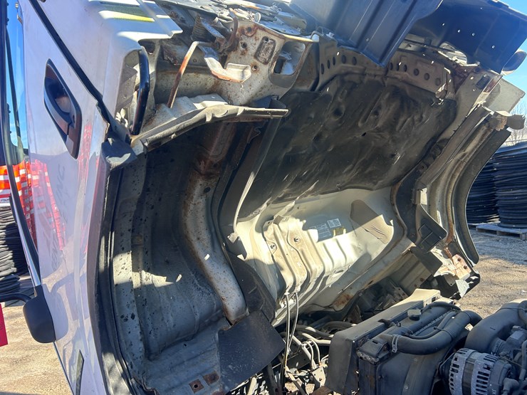 2013-isuzu-npr-image-37