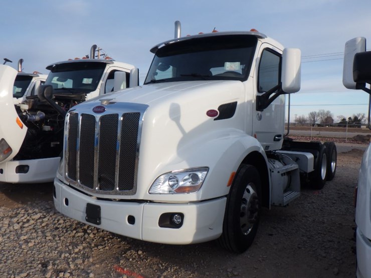 2018-peterbilt-579-image-1