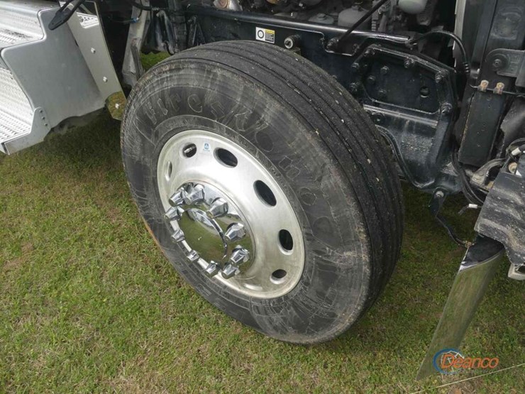 2021-peterbilt-389-image-12