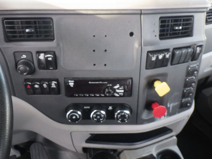 2018-peterbilt-579-image-16