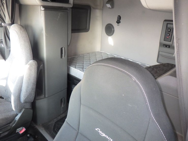 2020-volvo-vnl-760-image-22