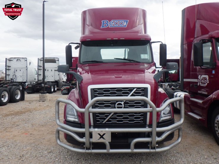 2023-volvo-vnl-300-image-2