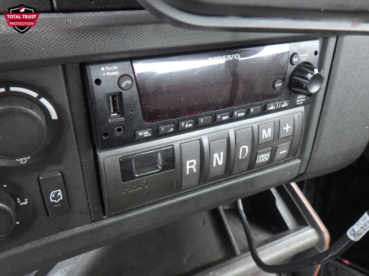 2024-volvo-vnl-300-image-17