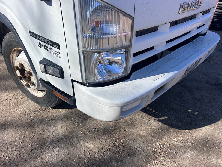 2012-isuzu-npr-image-21