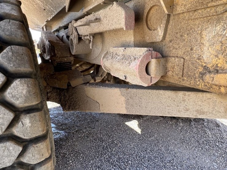 2013-caterpillar-740b-image-25