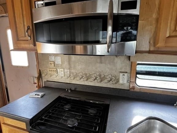 l1--2006-escalade-32'-travel-trailer-image-28