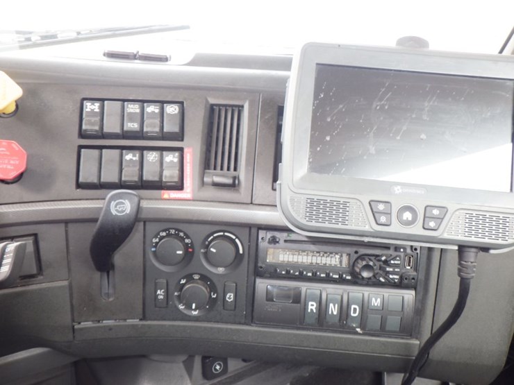 2022-volvo-vnl-300-image-14