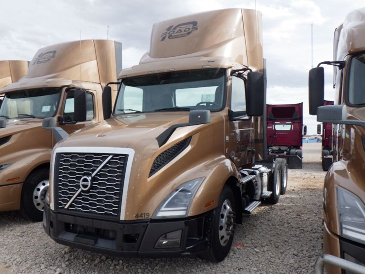 2022-volvo-vnl-300-image-1