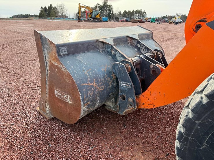 2017-doosan-dl220-5-image-35