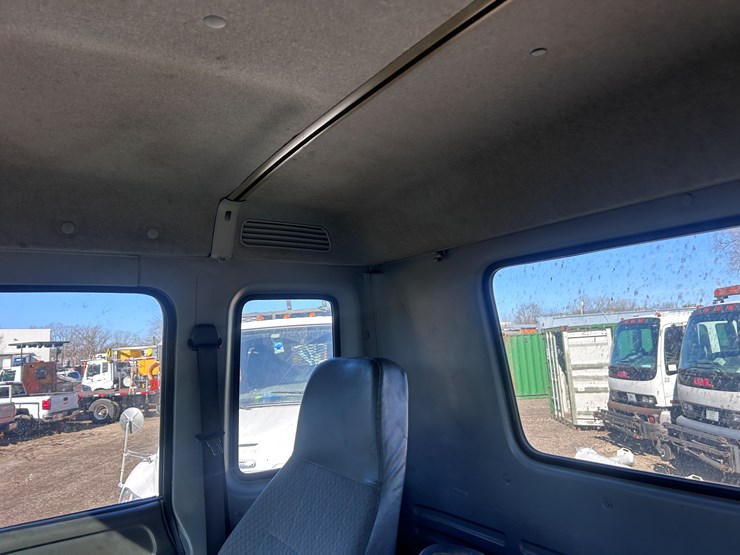 #1694-•-2004-isuzu-cab-and-chassis-image-36