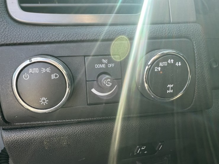 2013-chevrolet-suburban-image-25