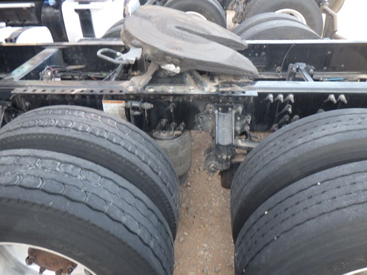 2019-volvo-vnl-300-image-13