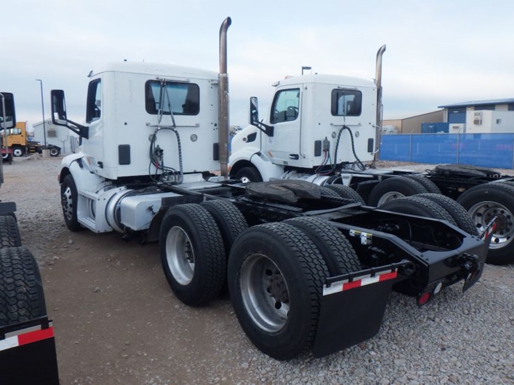 2018-peterbilt-579-image-11