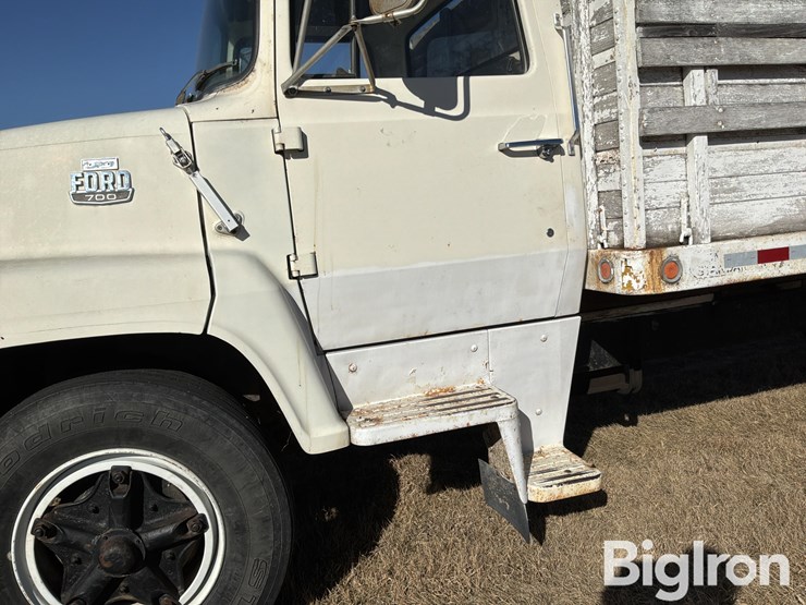 1979-ford-700-image-16