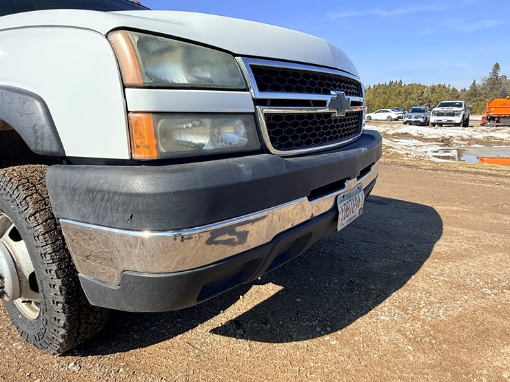 2006-chevrolet-3500hd-image-35