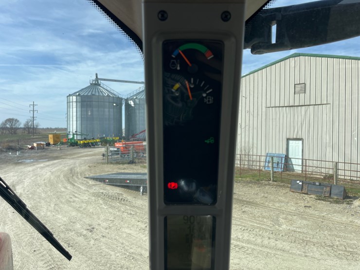 case-ih-magnum-370-cvt-image-40