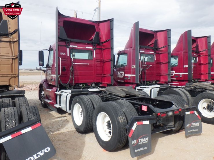 2024-volvo-vnl-300-image-11