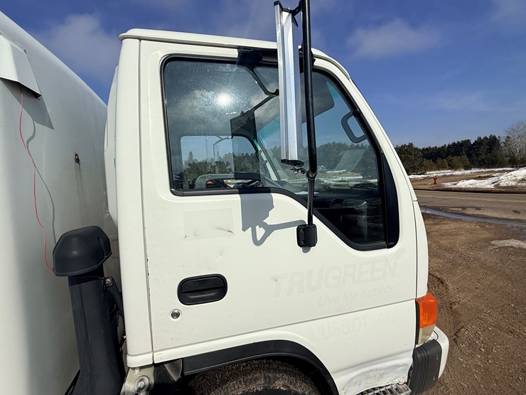 2004-isuzu-npr-image-17