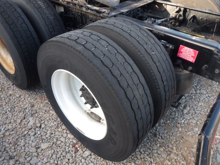 2021-volvo-vnl-300-image-11